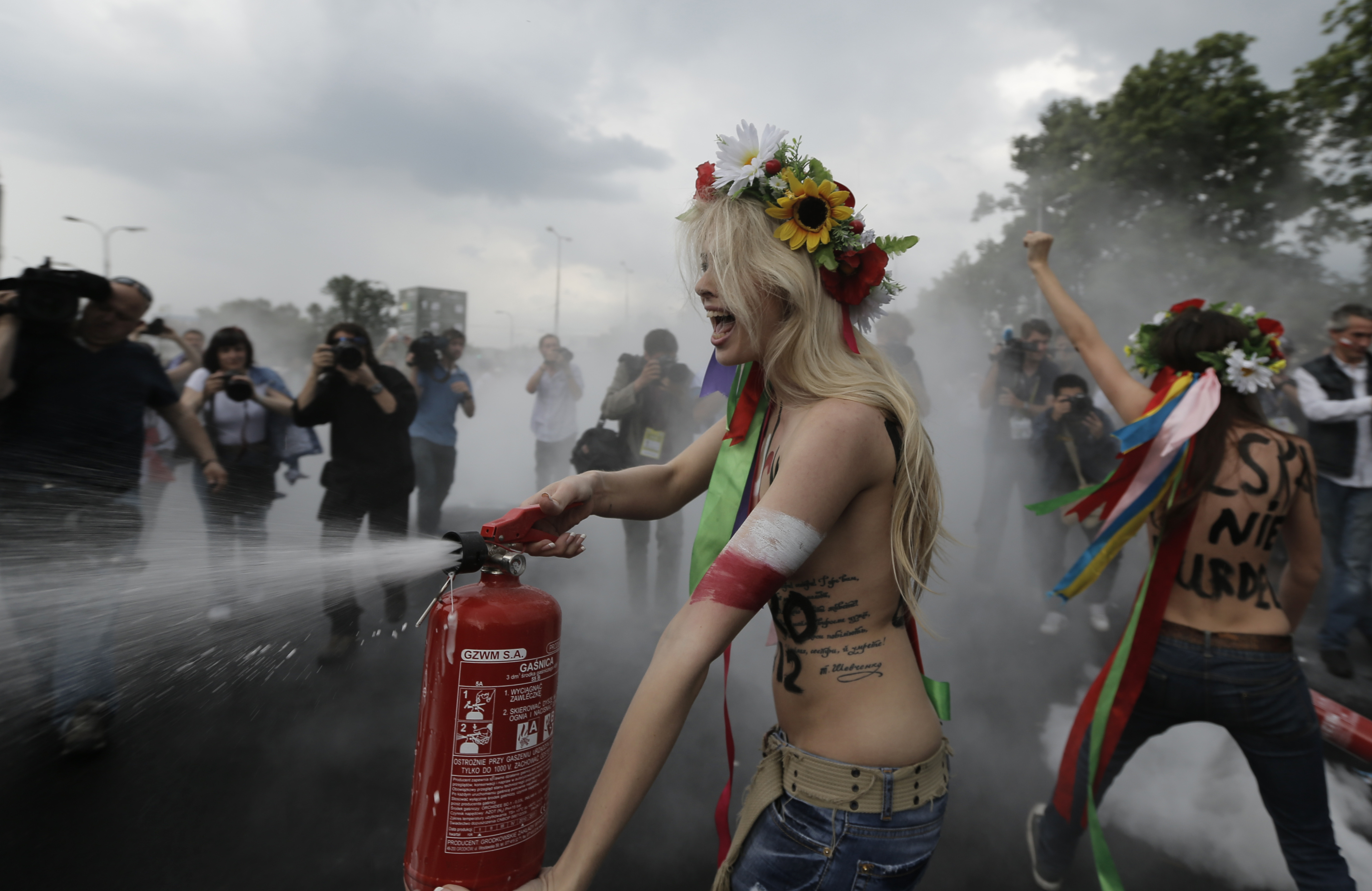 De ukrainska feministerna dök upp utanför EM-stadion minuterna innan avspark.