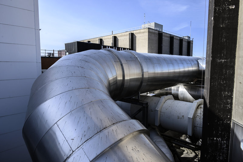 Kraftvärmeverket vid Värtahamnen i Stockholm ska från 2028 suga upp koldioxid, för att så småningom lagra den under havsbottnen.  