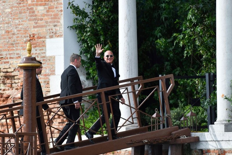 Jeff Bezos anländer till ön San Giorgio Maggiore.