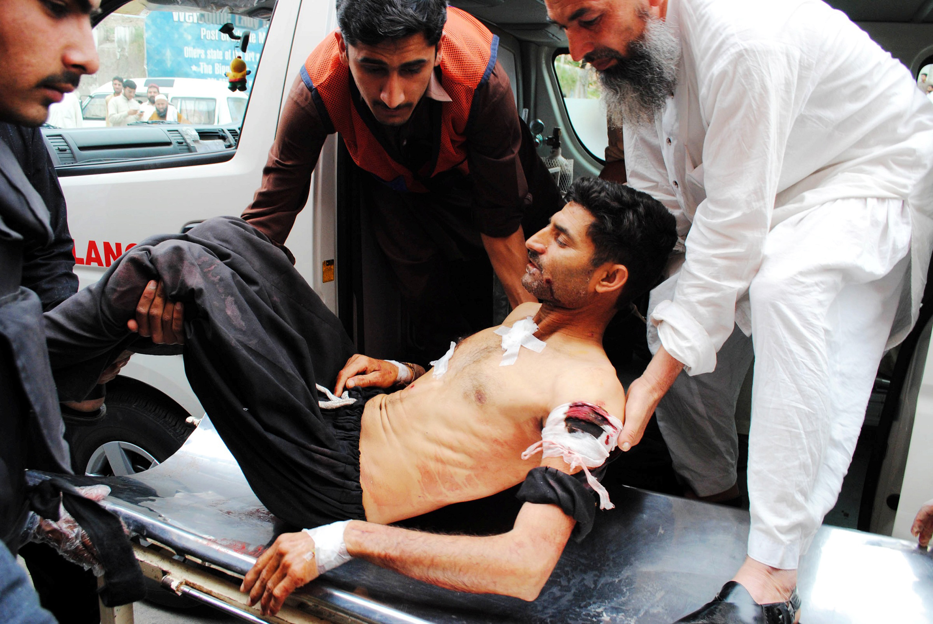 En man som skadades i attentatet förs till sjukhuset i Peshawar.