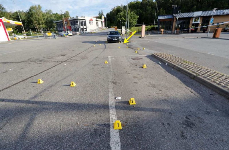 Bild ur polisens förundersökningsprotokoll. Ett 20-tal hylsor hittades på parkeringen vid snabbmatsrestaurangen där skottlossningen ägde rum.