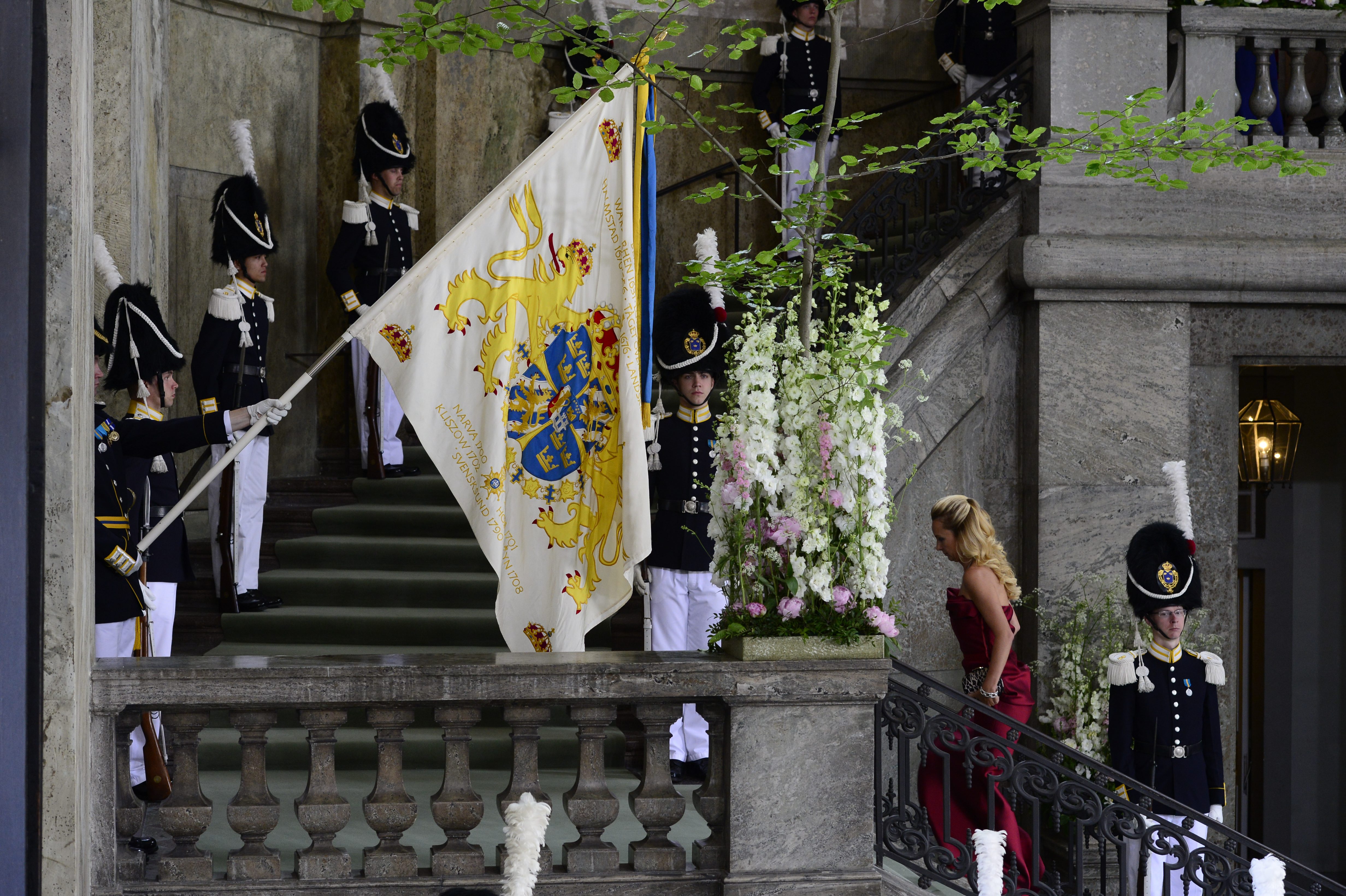 Vakter, blommor och utfällda flaggor. Vakter, blommor och utfällda flaggor.