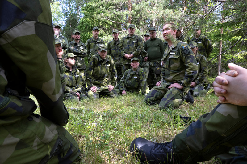 Fältövning i de Västernorrländska skogarna. Under fem veckor deltar över 150 personer i utbildningen.