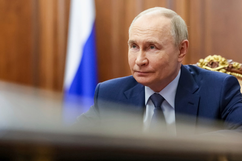 Rysslands president Vladimir Putin under ett möte i makthögkvarteret Kreml i Moskva på måndagen.
