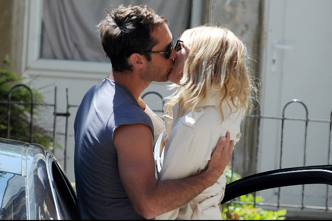 Jude Law och Sienna Miller hittade tillbaka till varandra efter barnflicka-på-bordet-grejen. Här fotograferas de efter att det nyblivna paret spenderat en het natt tillsammans i somras. Jude Law och Sienna Miller hittade tillbaka till varandra efter barnflicka-på-bordet-grejen. Här fotograferas de efter att det nyblivna paret spenderat en het natt tillsammans i somras.