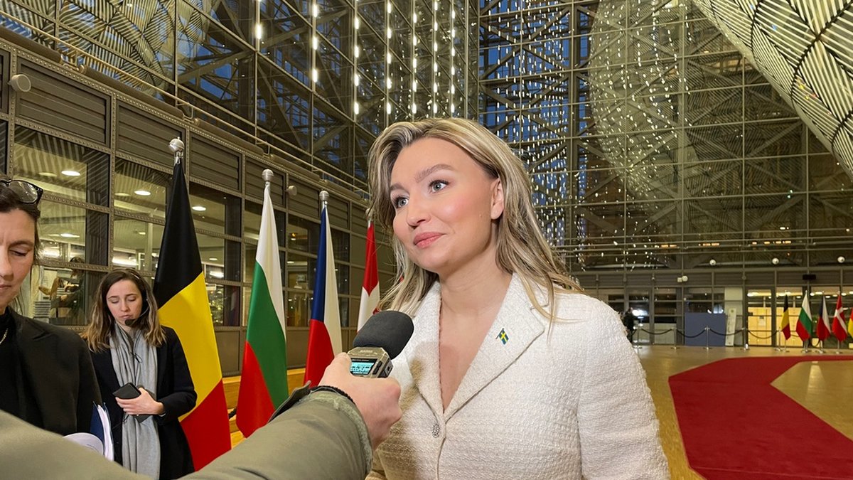 Energi- och näringsminister Ebba Busch (KD) på väg in till måndagens EU-möte i Bryssel.