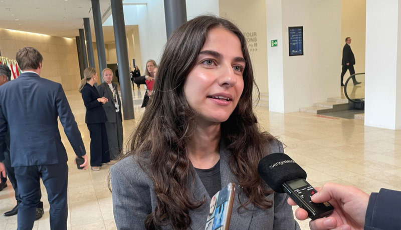 Klimat- och miljöminister Romina Pourmokhtari (L) på väg in till tisdagens EU-möte i Luxemburg.