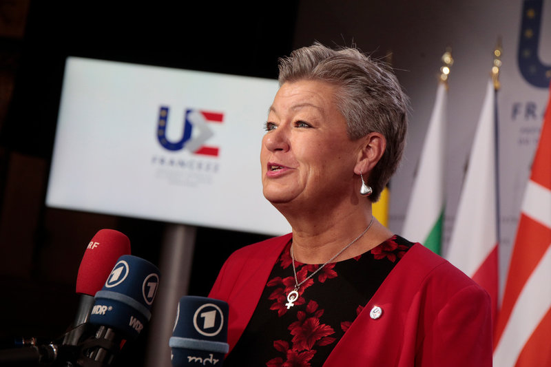 EU-kommissionär Ylva Johansson diskuterar EU:s migrationspolitik under ett möte i franska Lille.