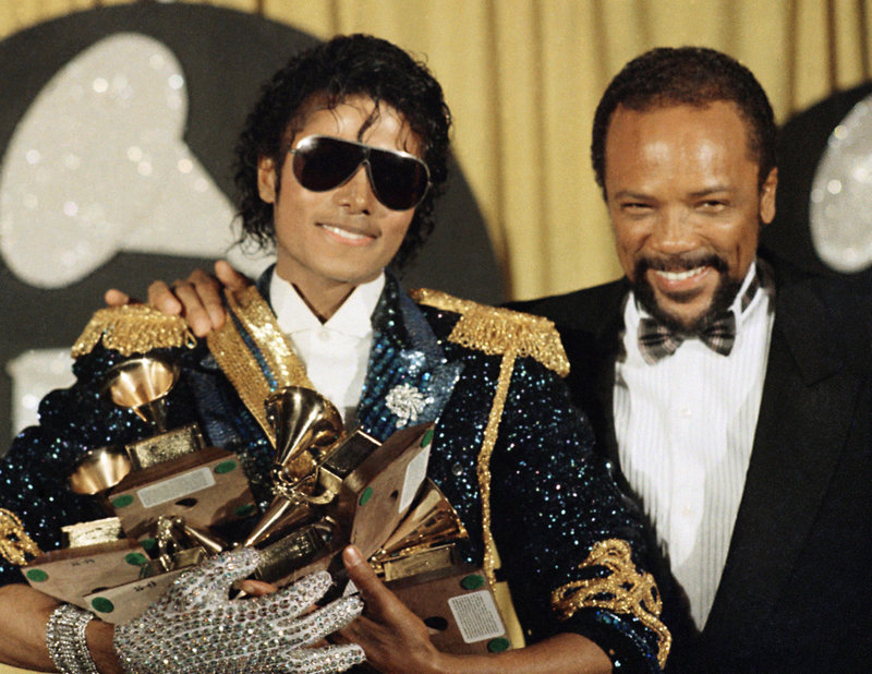 Michael Jackson (vänster) på Grammygalan i Los Angeles 1984 där han belönades med åtta priser för "Thriller", världens genom tiderna bäst säljande album. Till höger producenten Quincy Jones.