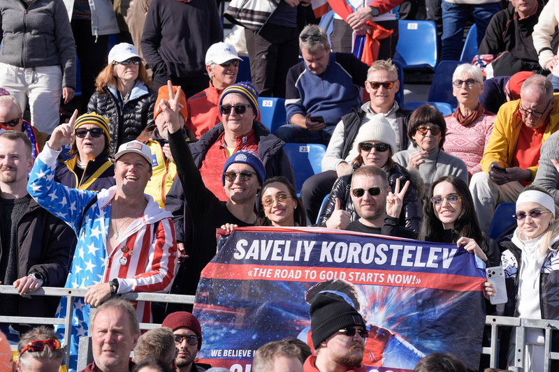 Ryska supportrar till längdåkaren Savelij Korosteljov på läktaren i OS.