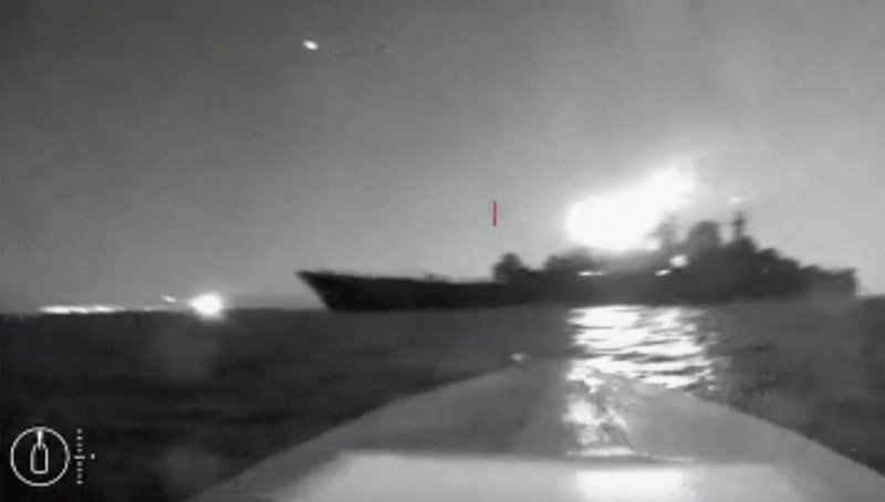 Ukrainska myndigheter har släppt ett videoklipp som sägs vara filmat från den havsdrönare som de säger träffade Olenegorskyj Gornjak. Klippet har inte verifierats.