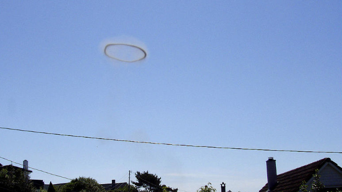Den här bilden på ett "UFO" togs i Leirvik, Norge, 2007. Det visade sig bara vara ett rökmoln, som uppstod i samband med ett byggarbete och svävade över området i några minuter innan det tillslut löstes upp i luften.