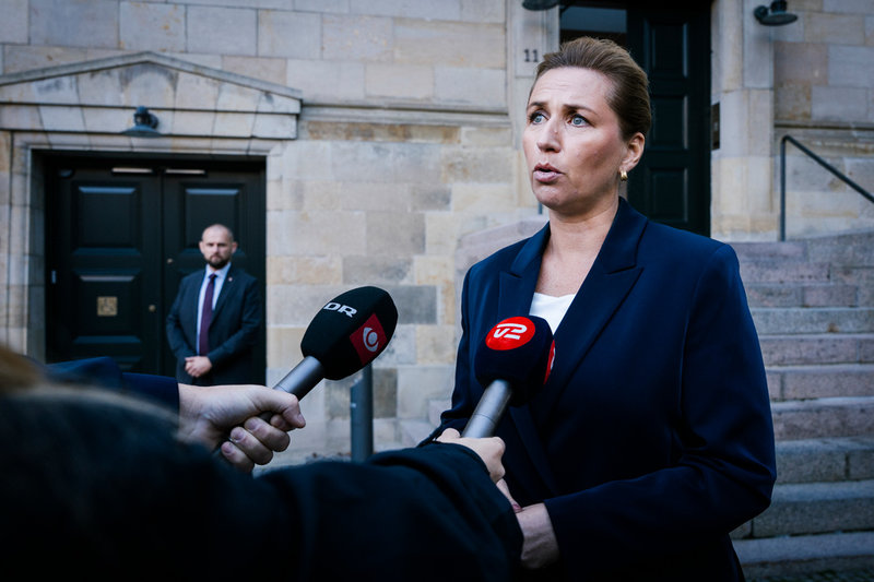 Statsminister Mette Frederiksen kommenterar drönarna över Köpenhamns flygplats på tisdagsmorgonen.
