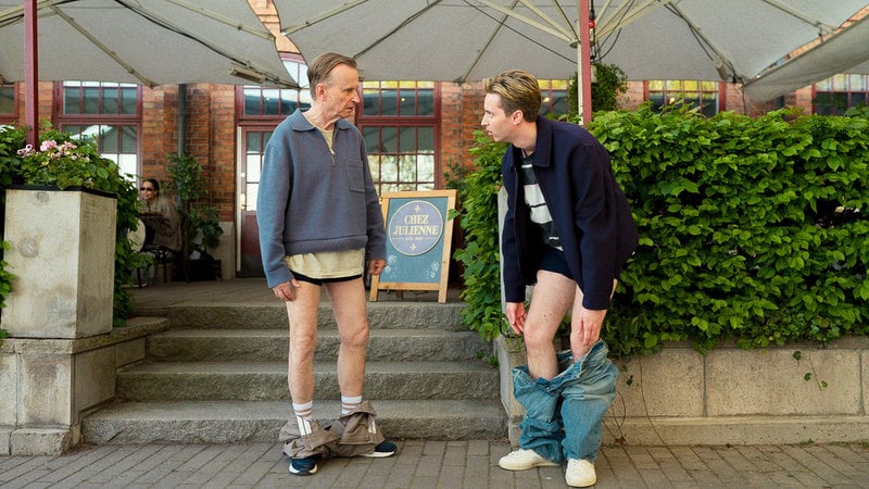 Noa den äldre (Johan Ulveson) och Noa den yngre (Hampus Nessvold) jämför ärren de har på benen. Pressbild.