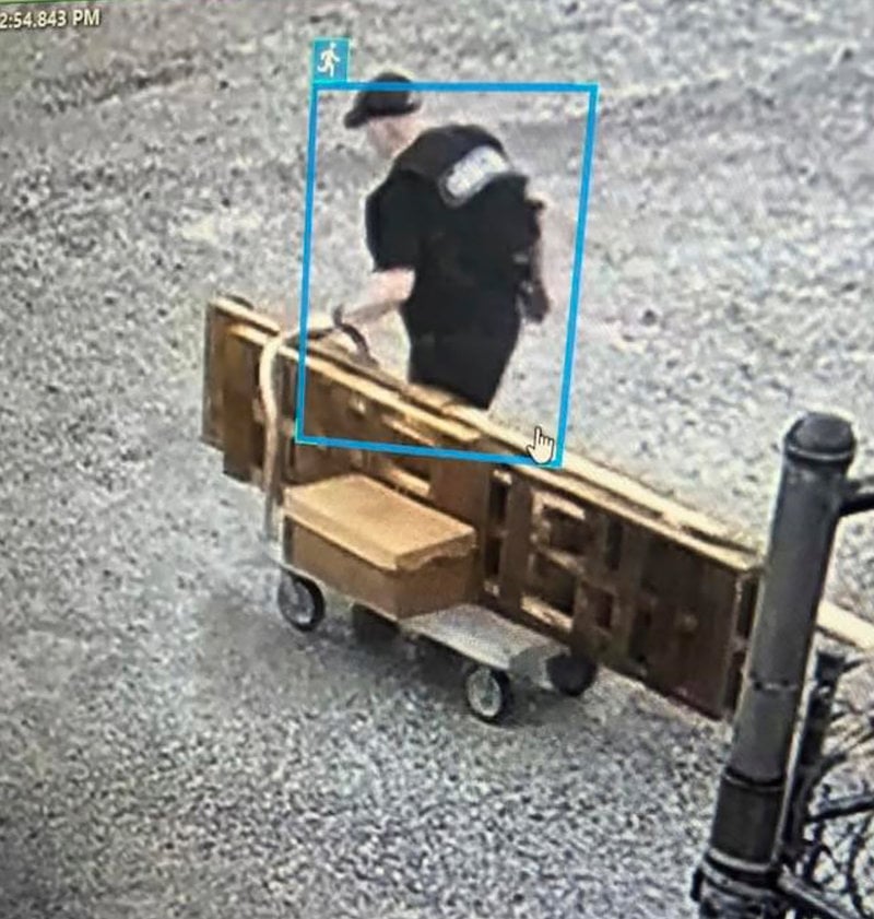 En övervakningsbild som visar mördaren Grant Hardin lämna anstalten utklädd till kriminalvårdare.
