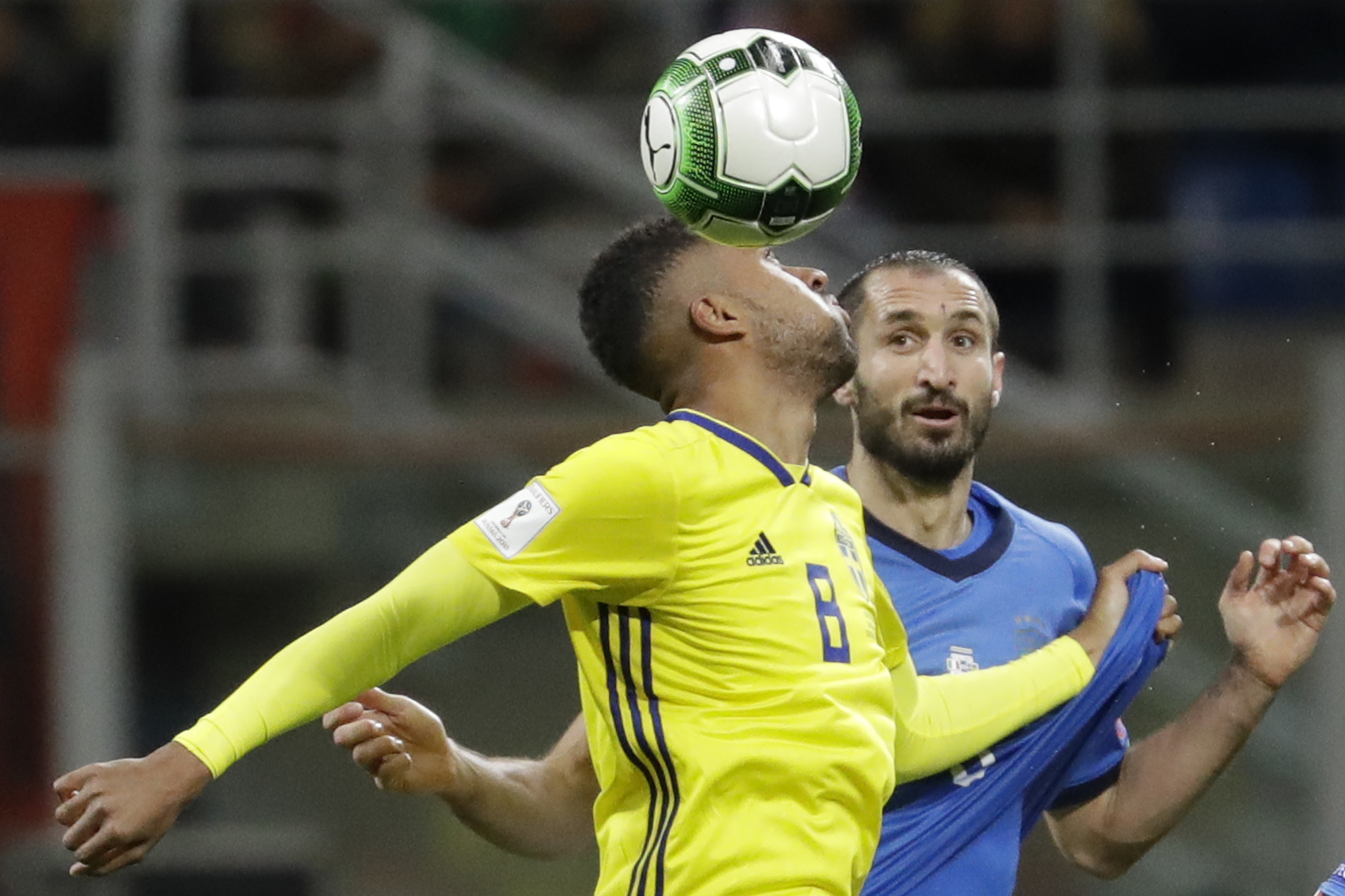Isaac Kiese Thelin kommer först in i en duell. Isaac Kiese Thelin kommer först in i en duell.
