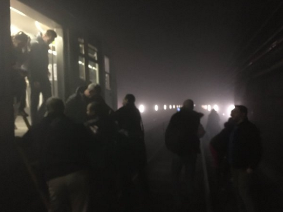 Människor fick gå av tunnelbanan och gå i tunnlarna för att evakueras. 