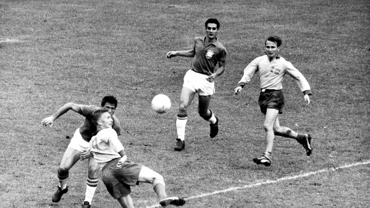 Kurre Hamrin skjuter på 'volley' i VM-finalen mot Brasilien 1958.