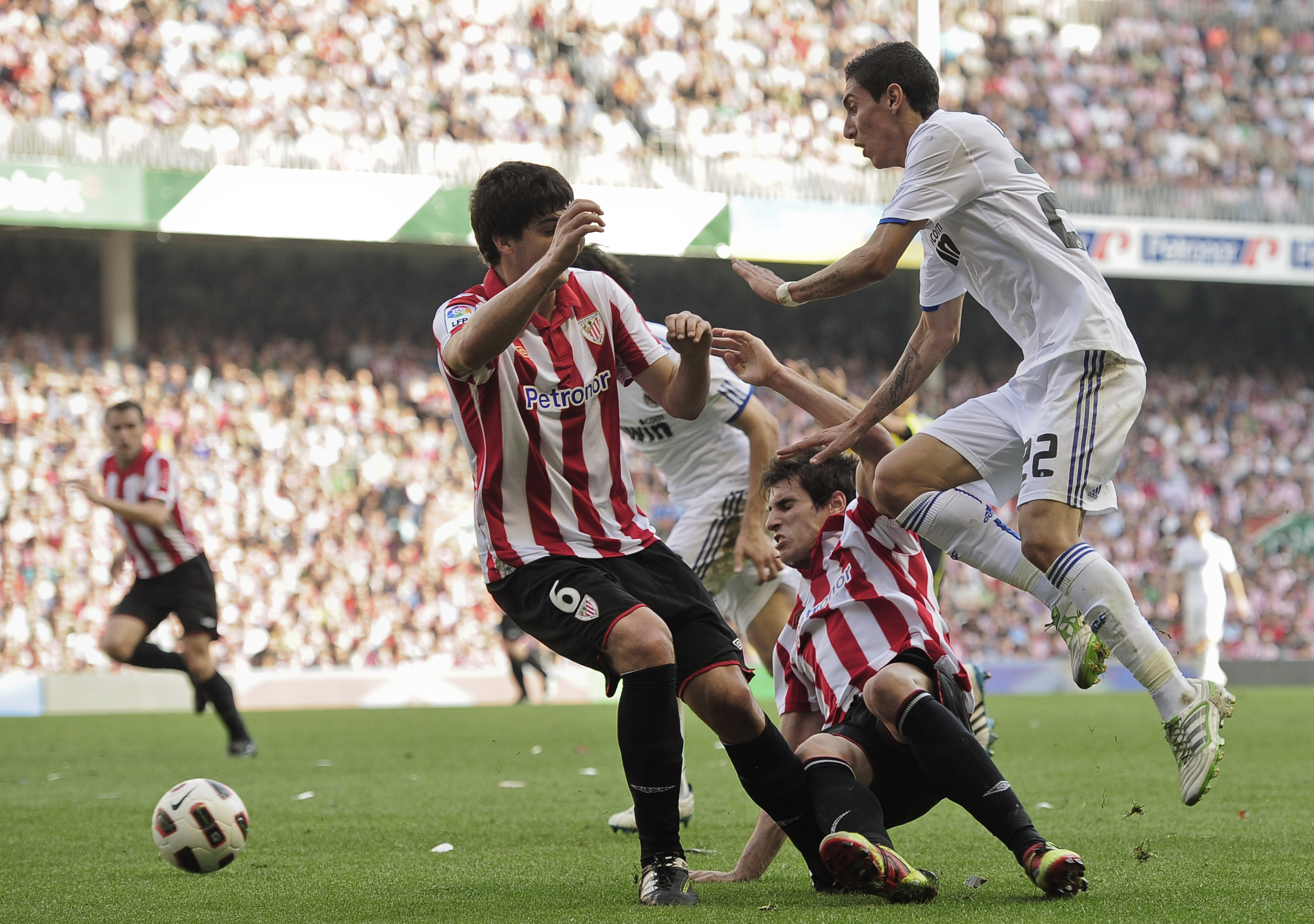 Visselorkanen visste ingen gräns så fort en spelare i Real Madrid fick tag på bollen.