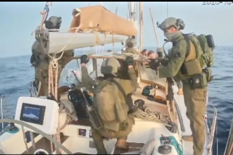 En skärmdump från en video från Global Sumud Flotilla visar när israeliska marinsoldater bordar ett av fartygen i konvojen.