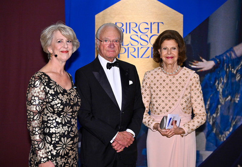 Susanne Rydén, ordförande för Birgit Nilsson Stiftelsen, välkomnar kung Carl Gustaf och drottning Silvia vid utdelningen av Birgit Nilsson Prize i Konserthuset i Stockholm.