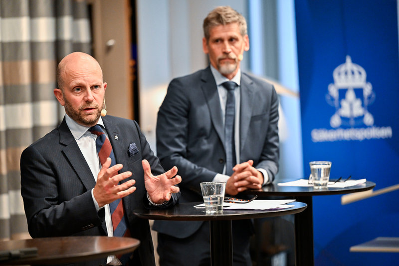 Kammaråklagare Henrik Olin och Daniel Stenling, chef för Säkerhetspolisens kontraspionage, under en pressträff i samband med att åtal väcktes mot 60-åringen. Arkivbild.