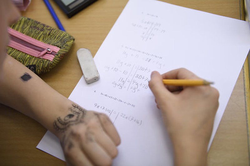 Elev som fuskar på lektionen Elev som fuskar på lektionen