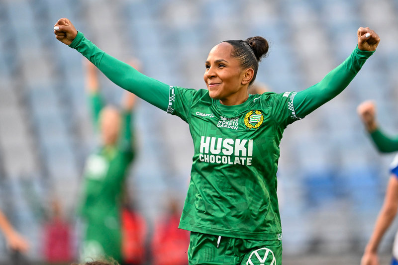 Madelen Janogy jublar efter 2–0-målet.