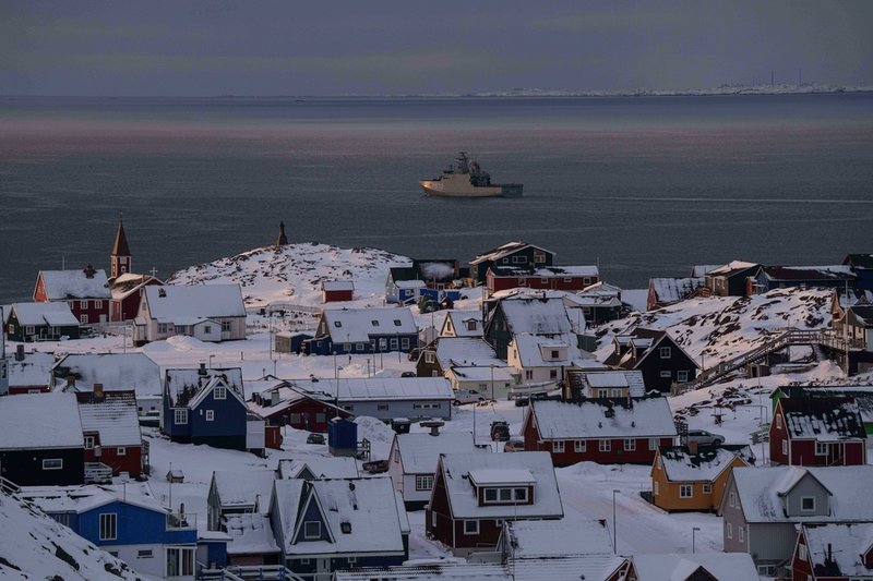 Ett danskt militärfartyg patrullerar utanför Nuuk, Grönlands huvudstad, den 15 januari. Ön är en delvis självstyrande del av Danmark.