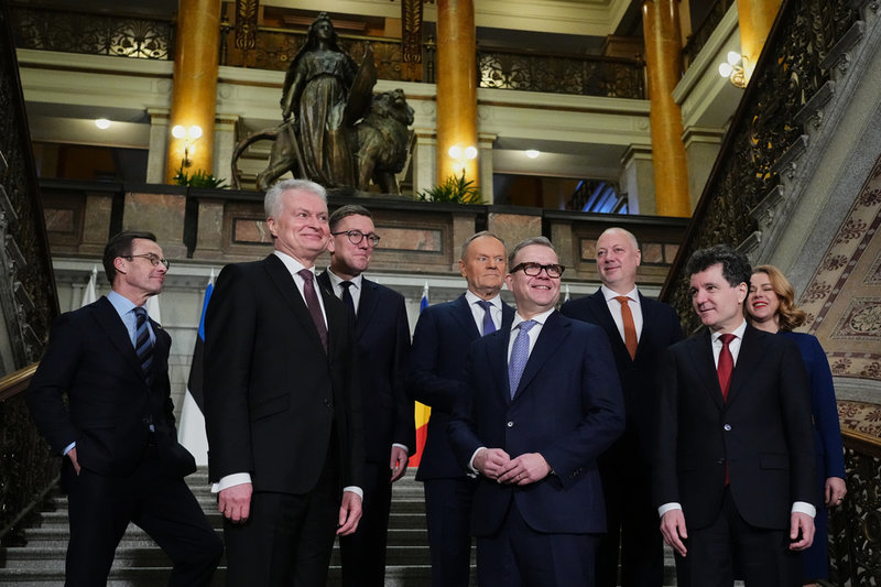 Ulf Kristersson på tisdagens toppmöte i Ständernas hus i Helsingfors, tillsammans med Gitanas Nauseda (Litauen), Kristen Michal (Estland), Donald Tusk (Polen), Petteri Orpo (Finland), Rosen Zjeljazkov (Bulgarien), Nicusor Dan (Rumänien) och Eviika Silina (Lettland).