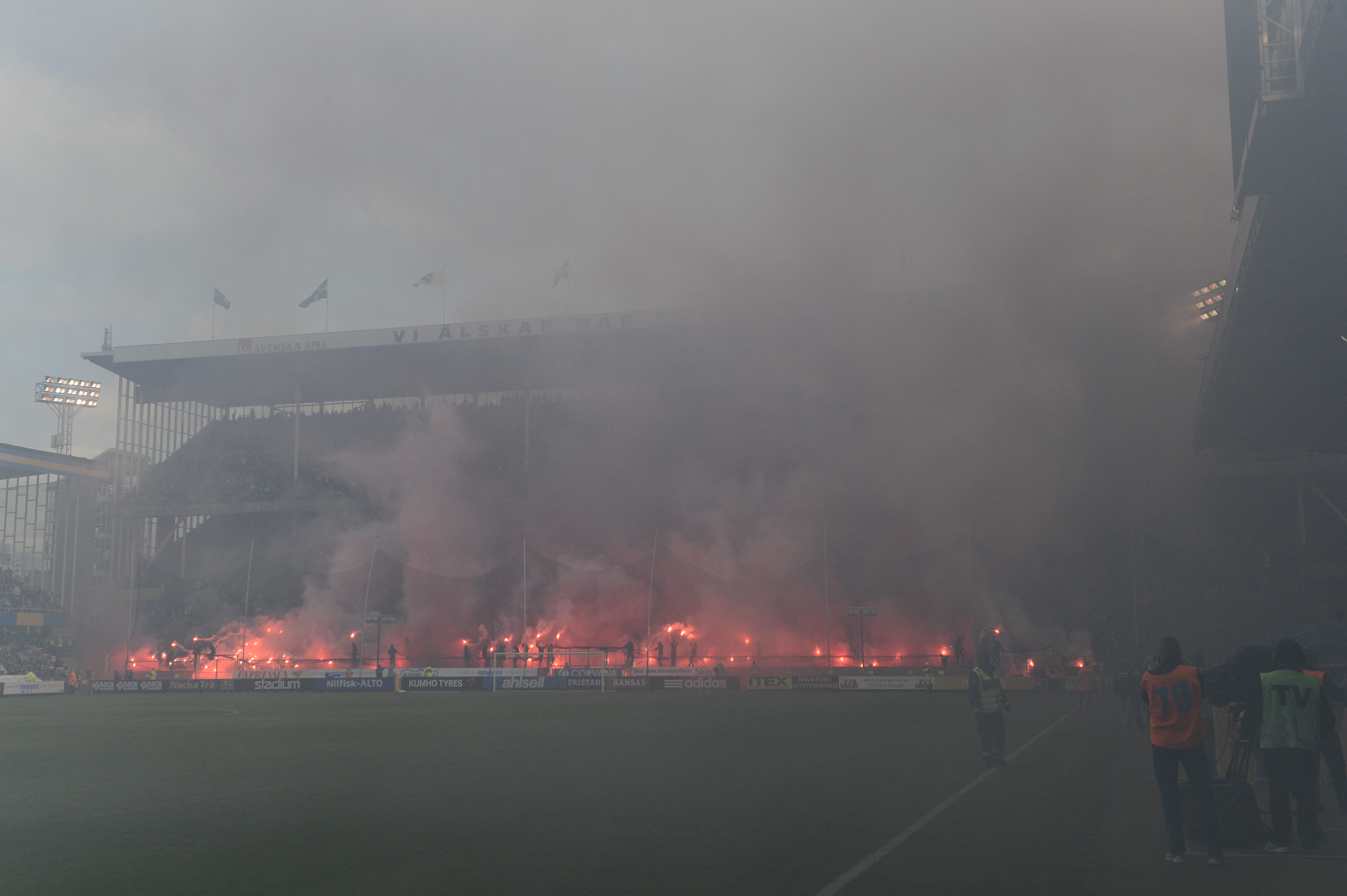2012: Bengal-eldning under det sista derbyt mellan AIK och Djurgården. 2012: Bengal-eldning under det sista derbyt mellan AIK och Djurgården.