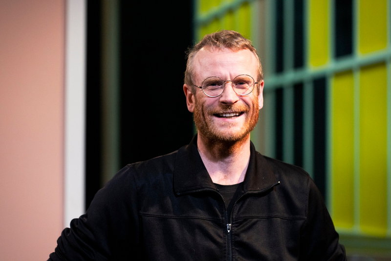 'Jag tycker att en humoristisk blick på världen är nödvändigt. Det finns något tröstande, hoppfullt och kritiskt i det', säger regissören Erik Holmström.