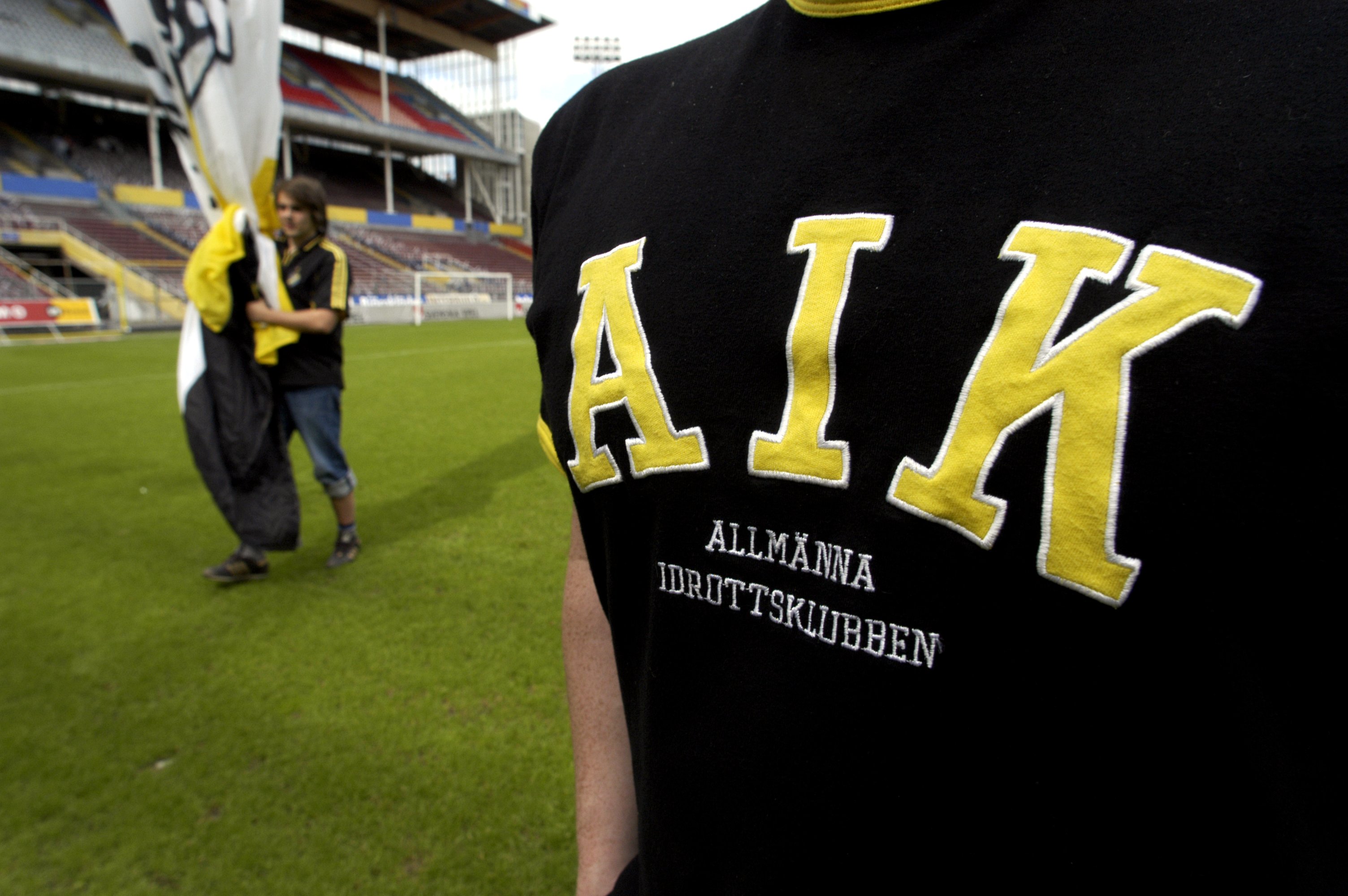 AIK spelar ett sista och ångestladdat hemmaderby på Råsundastadion. Nyheter24 bjuder därför på en bildspecial från bildarkivet där många av topparna, dalarna och skandaler gestaltas. Med andra ord kastar vi oss ut i en nostalgitripp runt Solna.