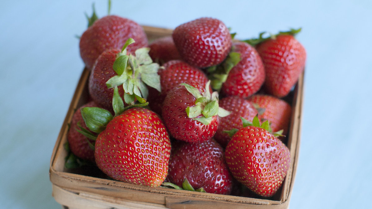 Ät jordgubbar för du blir glad av dem.