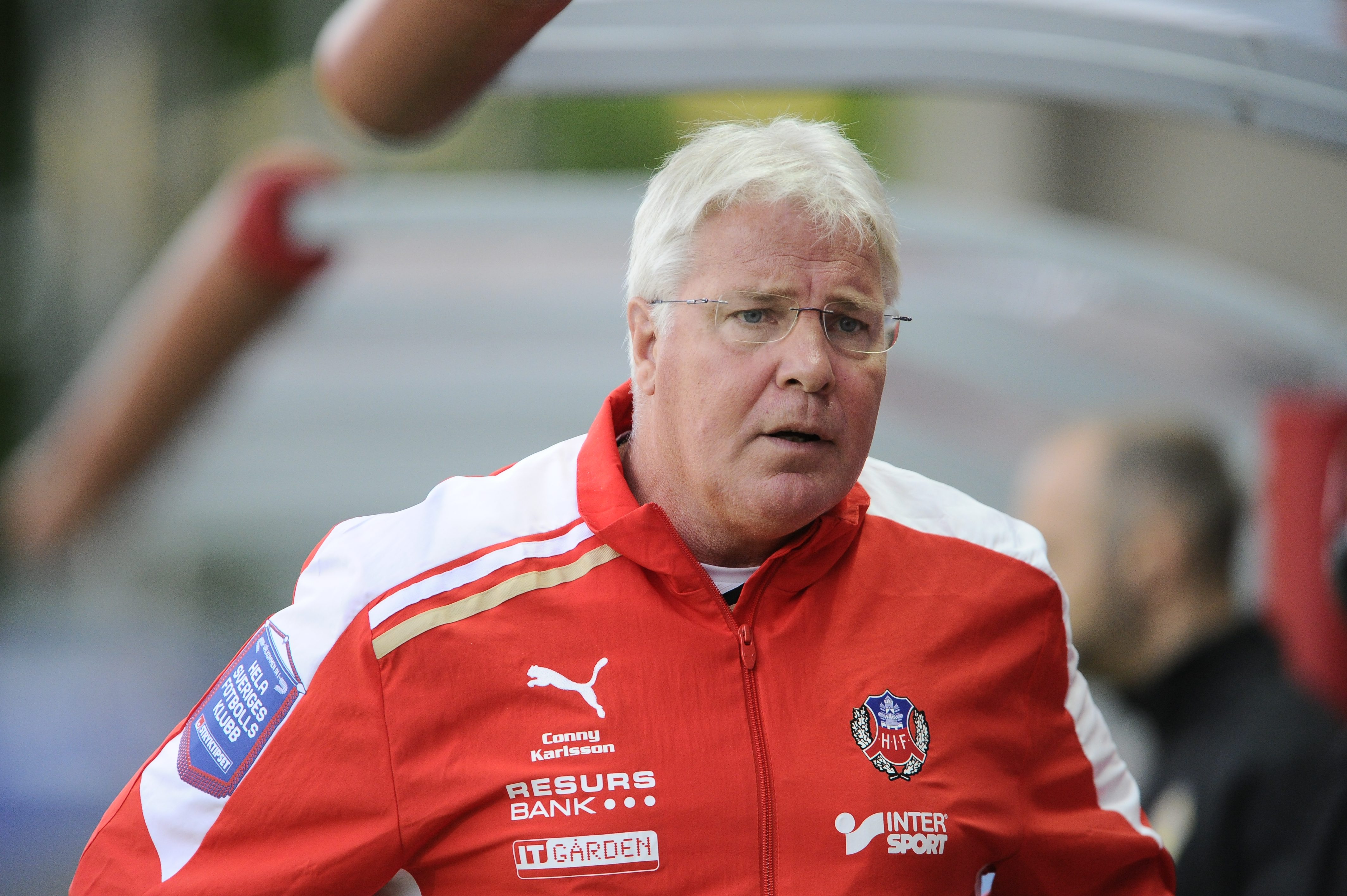 Redan efter några omgångar blåste det kalla vindar i HIF-land. Interna dispyter mellan tränaren Conny Karlsson och spelarna gjorde att det skrevs negativt om HIF. Trots det radade man upp trepoängare som på beställning. Redan efter några omgångar blåste det kalla vindar i HIF-land. Interna dispyter mellan tränaren Conny Karlsson och spelarna gjorde att det skrevs negativt om HIF. Trots det radade man upp trepoängare som på beställning.