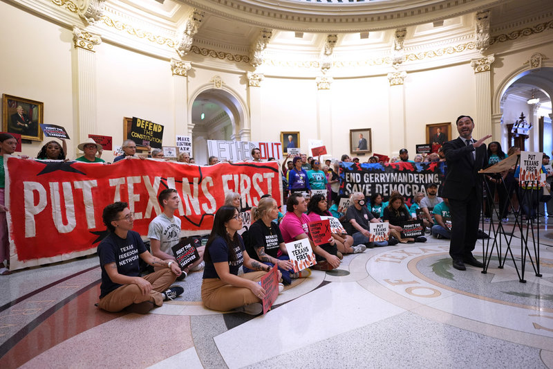 Demokraternas kongressledamot Joaquin Castro, höger, talar med demonstranter som samlats i Texas delstatskongress för att protestera mot förslaget att rita om delstatens valdistrikt.