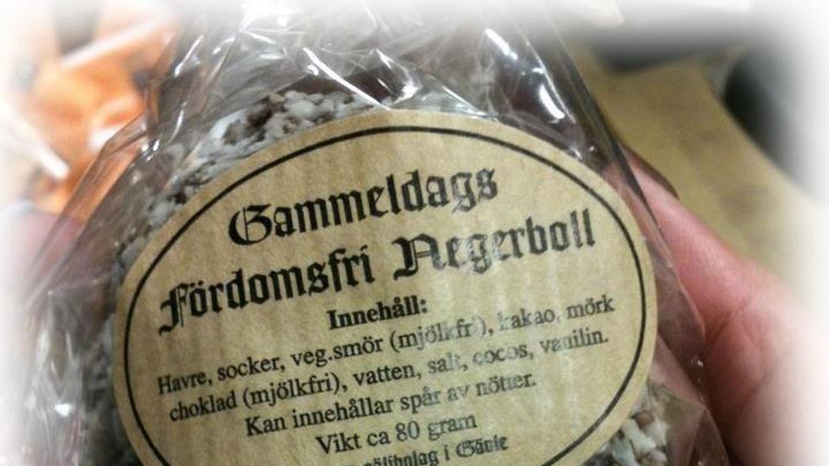 Cityjouren i Falun säljer även chokladbollar paketerade som "Gammeldags fördomsfri negerboll". Något som har provocerat butikens kunder.