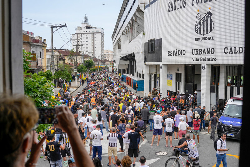 Många brasilianare ville ta ett sista farväl av 'fotbollskungen' Pelé på fotbollsarenan i Santos.