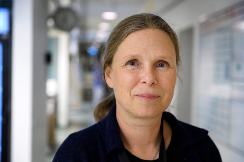Annika Tiveljung Lindell är verksamhetschef vid klinisk mikrobiologi på Karolinska universitetssjukhuset i Solna.