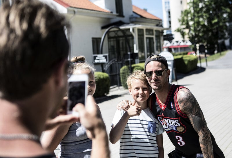 Joakim Lundell poserar med unga fans i Söderköping i juni 2017.