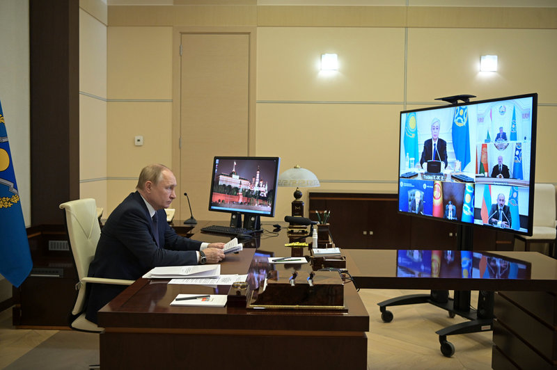 Vladimir Putin under måndagens videotoppmöte.
