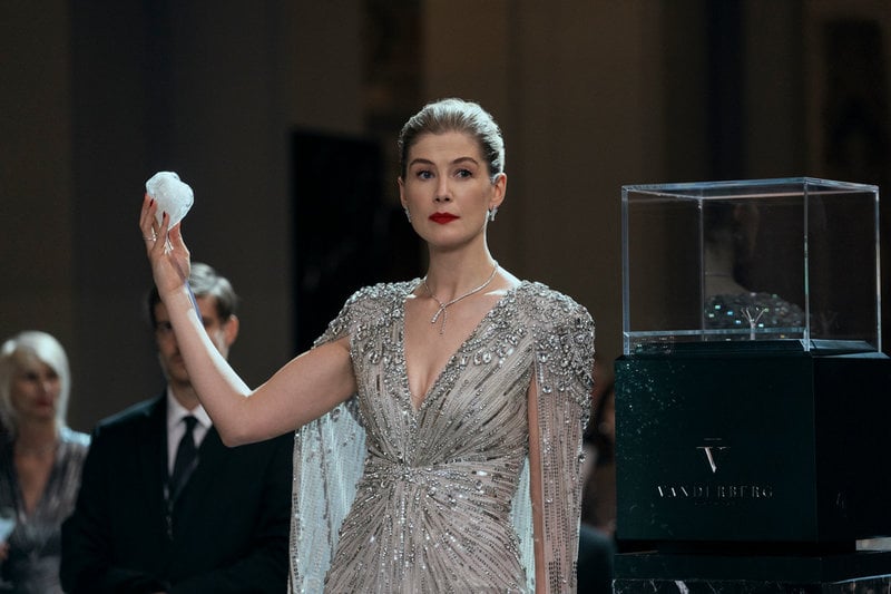 Rosamund Pike med diamanten som är det eftertraktade bytet i "Now you see me: Now you don't"
