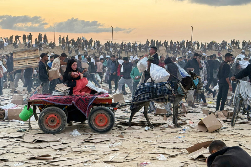 En skadad kvinna förs i väg från en utdelningsplats för nödhjälp i Gaza i juni. Enligt en anonym GHF-anställds vittnesmål till nyhetsbyrån AP skadades hon av en distraktionsgranat.