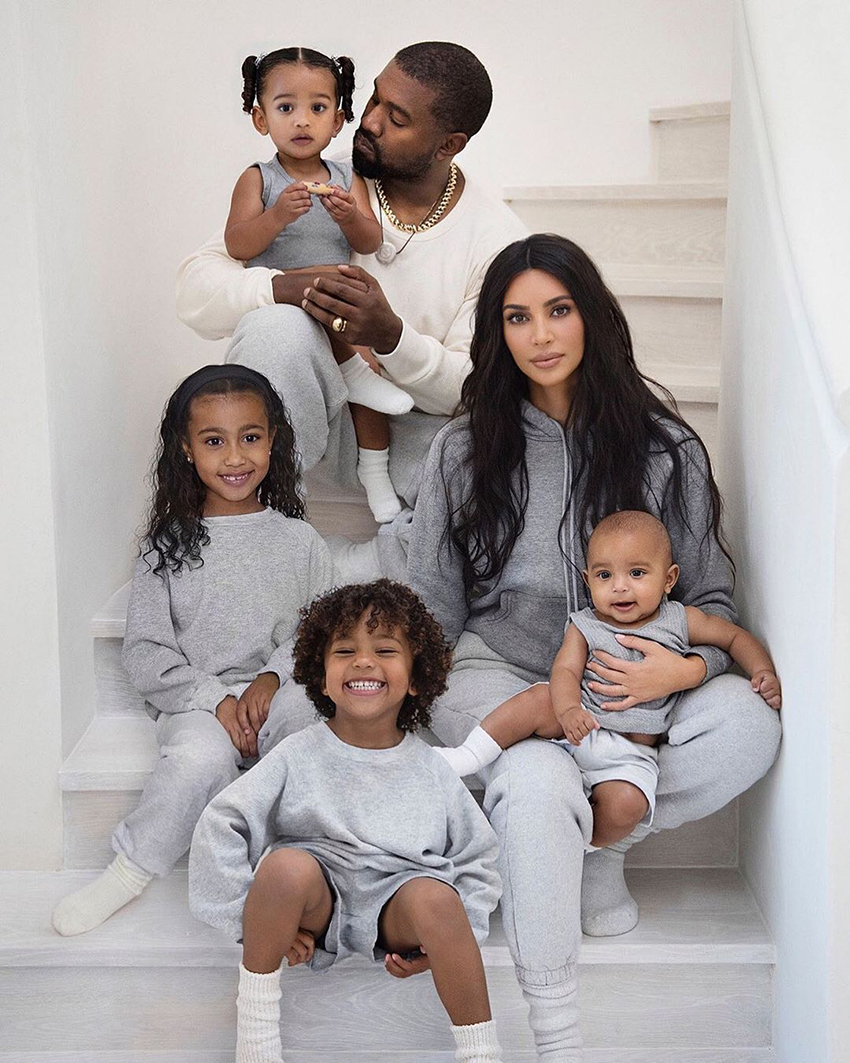 Från vänster: Chicago, Kanye West, North West, Kim Kardashian, Saint West, Psalm West. Från vänster: Chicago, Kanye West, North West, Kim Kardashian, Saint West, Psalm West.