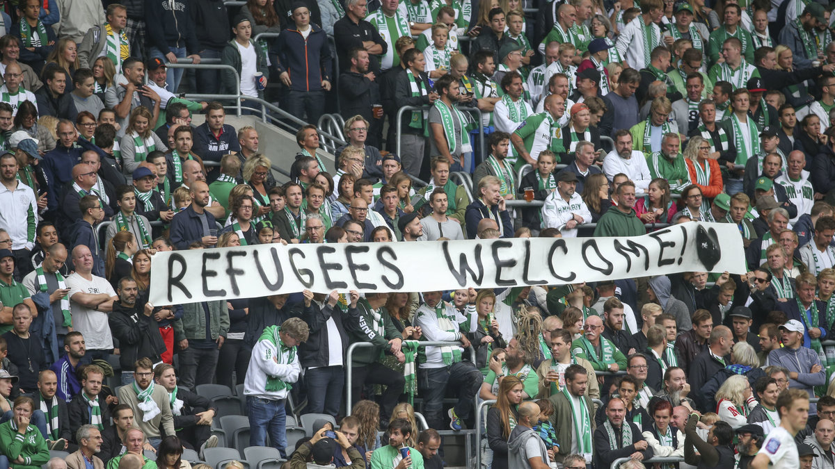 Fans välkomnar flyktingar. Bättre bild än den förra. 