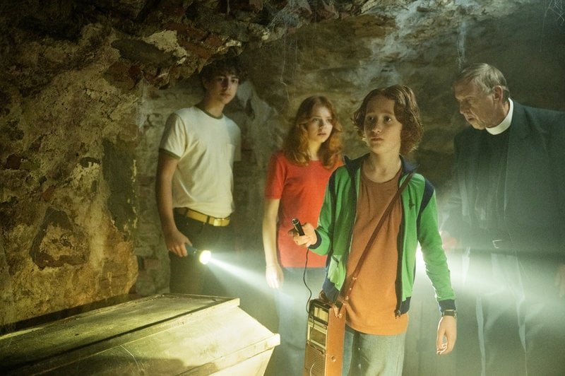 Jonas (Einar Alvarado Lönberg), Annika (Moa Nåsander), David (Hjalmar Löfmark Yilmaz) och prästen Lindroth (Tomas von Brömssen) i SVT:s "Tordyveln flyger i skymningen".
