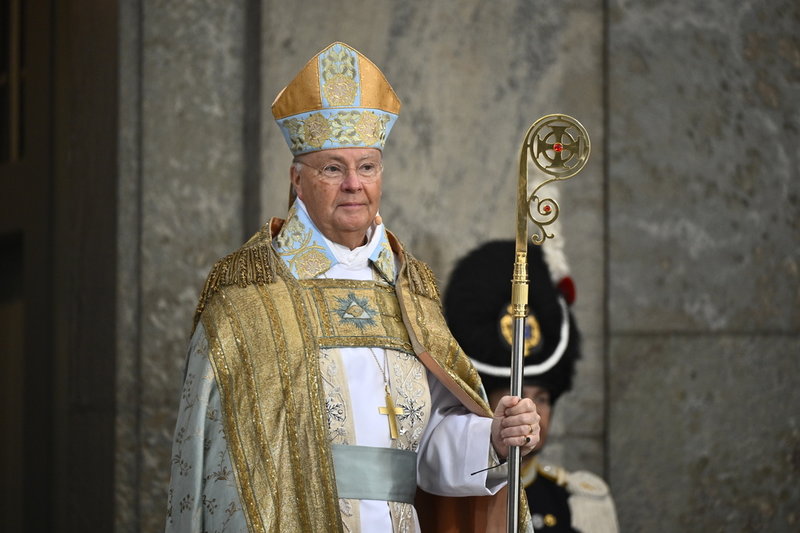 Överhovpredikanten, biskop Johan Dalman, utanför Slottskyrkan inför tacksägelsegudstjänsten.