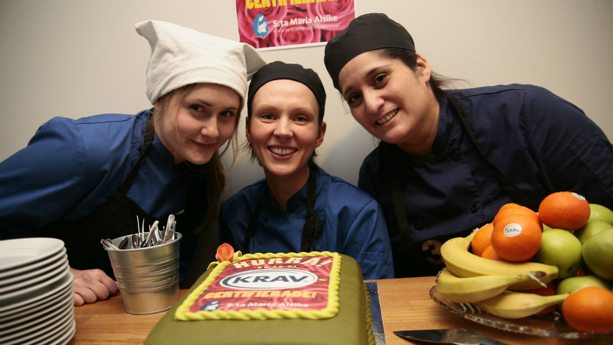 Alexandra Nygård (mitten) med kollegorna Sara Öfverberg och Anna Rask, vid firandet av S:ta Marias skolas Kravmärkning.