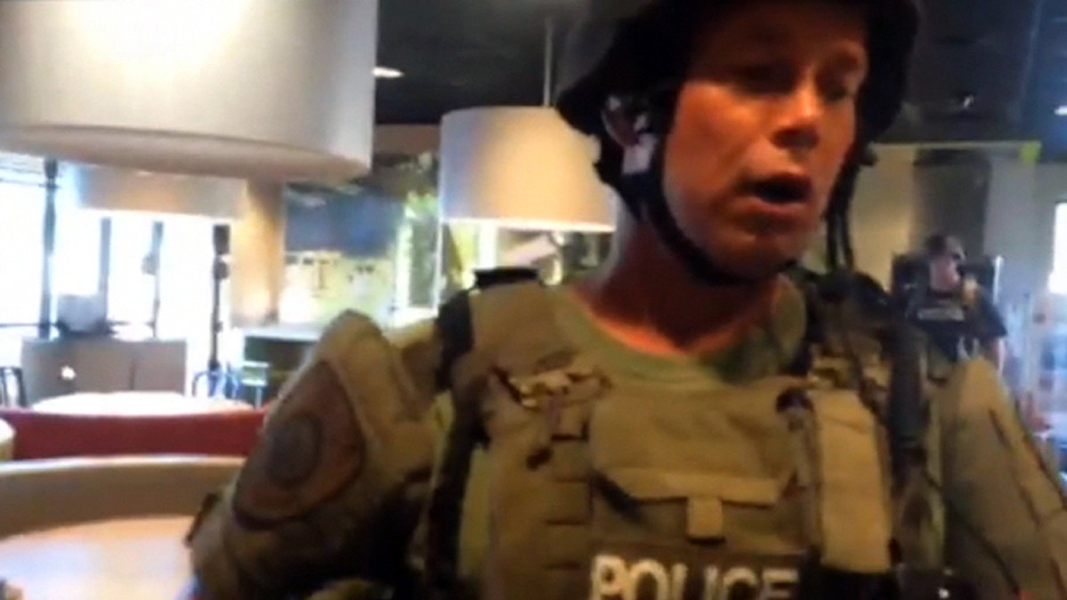 Ur videon där Wesley Lowery från Washington Post konfronteras av polisen.