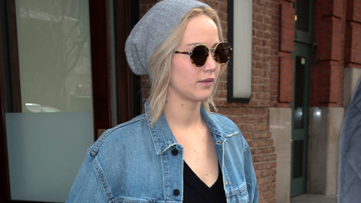 Jennifer Lawrence kör jeans från topp till tå. 